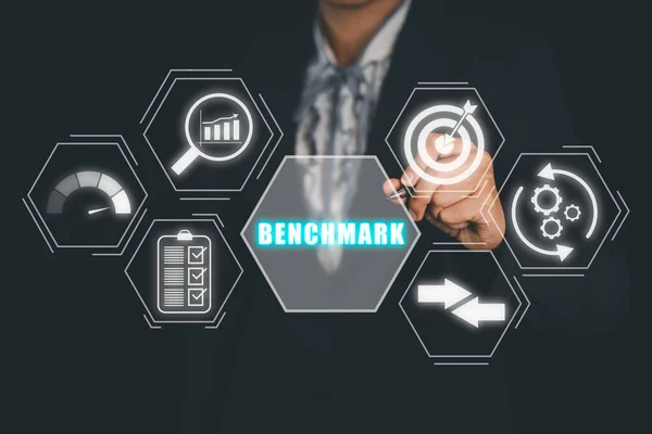 Concepto Empresarial Benchmark Business Person Hand Holding Pen Icono Benchmark — Foto de Stock