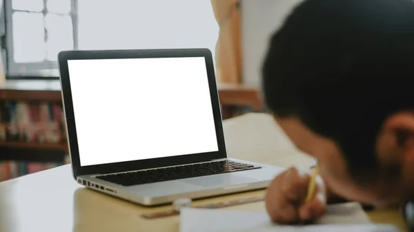 Üres Képernyős Laptop Számítógép Beállítva Munkát Íróasztal Fiú Csinál Házi — Stock Fotó