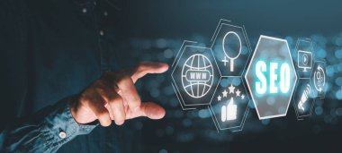 SEO Kavramı, Arama Motoru İyimserleştirmesi, Sanal Ekran Seo simgesine elle dokunmak, Web sitesindeki trafiği yükseltmek için konsept, arama motorlarını sıralamak için web sitenizi optimize etmek.