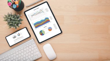 Tablet, çalışma masasında dosyalar ve raporlar. Üst görünüm düzlüğü