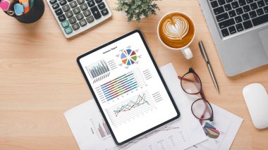 Tablet, çalışma masasında dosyalar ve raporlar. Üst görünüm düzlüğü