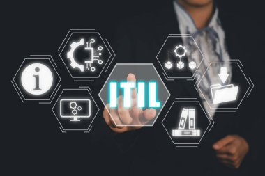 ITIL, Bilgi Teknolojisi Altyapı Kütüphanesi konsepti, Sanal ekranda Bilgi Teknolojisi Altyapı Kütüphanesi simgesine elle dokunan kişi.