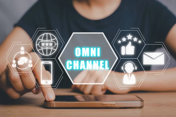 Omni Channel Konzept Person Mit Smartphone Auf Dem Schreibtisch Mit — Stockfoto