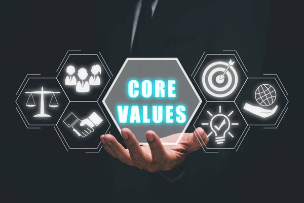 核心价值观 企业价值观概念 商人在虚拟屏幕上手持核心价值观图标 — 图库照片