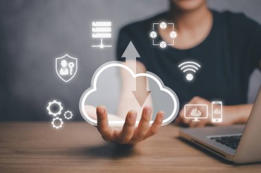 Bulut hesaplama kavramı, iş adamı sanal ekranda bulut hesaplama simgesi, Yedekleme Verisi İnternet, ağ oluşturma ve dijital, Paylaşım küresel, teknoloji kavramı.