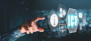 Bilgi ve İletişim Teknolojisi (ICT) kavramı, sanal ekranda ICT simgesine dokunan kişi, küresel teknoloji, internet, wifi.