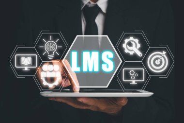 LMS, Öğrenme Yönetimi Konsepti, Sanal ekranda LMS simgesi ile tablet kullanan iş adamı, çevrimiçi eğitim, kurs, uygulama, çalışma, elearning.