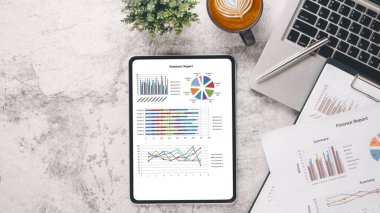 Tablet, çalışma masasında dosyalar ve raporlar. Üst görünüm düzlüğü.