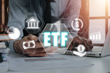 ETF Borsası hisse senedi borsası yatırım finansal konseptini takas etti, İşadamı VR ekranında ETF simgeleriyle akıllı telefon kullandı.