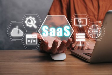 SaaS - hizmet olarak yazılım, SaaS sunucusunu senkronize etmek için dizüstü bilgisayar üzerinde çalışan İşadamı el teknolojisi ve iş konsepti için sistem üzerinde çalışan