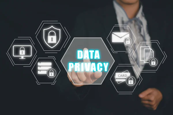 データプライバシーオンラインセキュリティ保護の概念 ビジネスの人は 仮想画面上のデータプライバシーアイコンに触れる手 — ストック写真