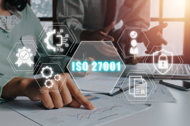 ISO 27001 Kalite Standartları Güvence Teknoloji Konsepti, Sanal ekran üzerinde izo 27001 simgesi olan gelir grafikleri ve grafikleri analiz eden iş ekibi.