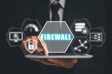 Güvenlik duvarı bilgisayar güvenlik kavramı, Sanal ekranda Firewall simgesi olan dijital tablet kullanan kişi, İş, Teknoloji, İnternet ve Ağ.