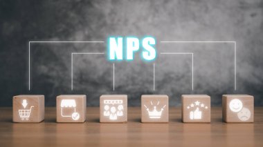 NPS, net promotor puanı kavramı, masadaki tahta blok ve sanal ekranda net promotor puan simgesi.  