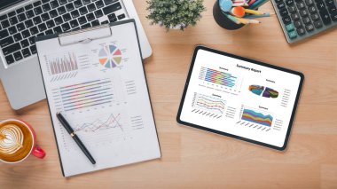 Tablet, çalışma masasında dosyalar ve raporlar. Üst görünüm düzlüğü