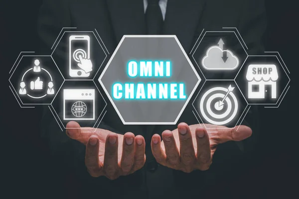 Omni Channel Konzept Person Hält Omni Channel Symbol Auf Virtuellem — Stockfoto