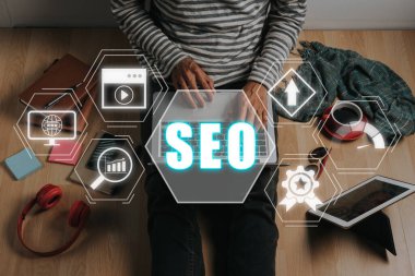 SEO Kavramı, Arama Motoru İyimsemesi, VR ekranı simgesi olan dizüstü bilgisayarı kullanan adam, web sitesindeki trafiği yükseltmek için konsept, arama motorlarını sıralamak için web sitenizi optimize etmek.