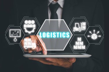 Lojistik kavramı, iş adamı sanal ekranda lojistik simgesi olan dijital tablet kullanıyor.