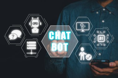 Dijital sohbet robotu, sohbet GPT, robot uygulaması, yapay zeka konsepti, sanal ekranda sohbet robotu simgesi olan akıllı telefon kullanan insan eli..