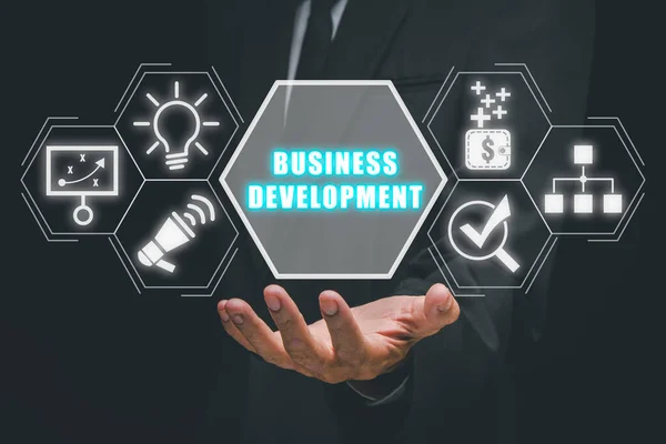 Koncepcja Rozwoju Biznesu Business Man Trzymając Ikonę Rozwoju Biznesu Wirtualnym — Zdjęcie stockowe