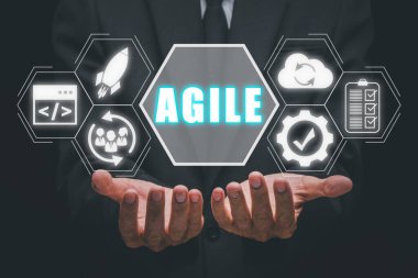 Çevik geliştirme metodolojisi, iş adamı el ele tutuşması VR ekranı Agile simgesi ofis, teknoloji konsepti.