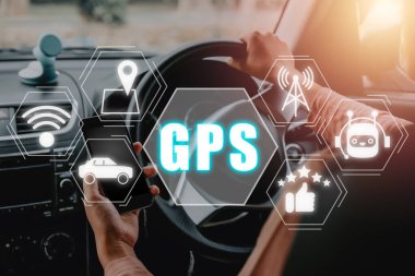 GPS, Küresel Konumlandırma Sistemi, Sanal ekranda Küresel Konumlandırma Sistemi simgesi olan bir arabada akıllı telefon kullanan kişi.