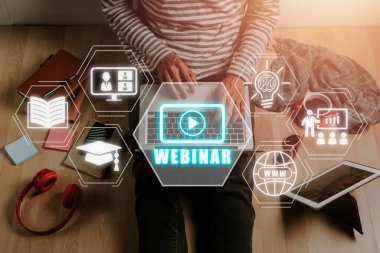 E-öğrenim işi internet teknolojisi konsepti. Sanal ekranda webinar simgesi olan dizüstü bilgisayar kullanan kişi eli.