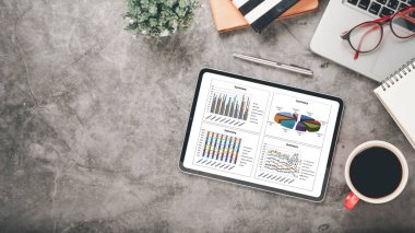 Tablet, çalışma masasında dosyalar ve raporlar. Üst görünüm düzlüğü