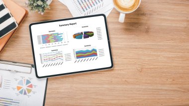 Tablet, çalışma masasında dosyalar ve raporlar. Üst görünüm düzlüğü
