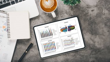 Tablet, çalışma masasında dosyalar ve raporlar. Üst görünüm düzlüğü