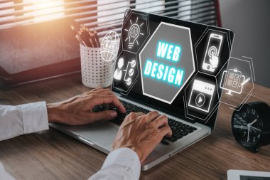 Web tasarım konsepti, sanal ekranda dizüstü bilgisayarla çalışan kişi.