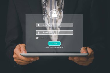 Ekran görüntüsünde tablet ve parola kullanan iş adamı, siber güvenlik kavramı, veri koruması ve güvenli internet erişimi.