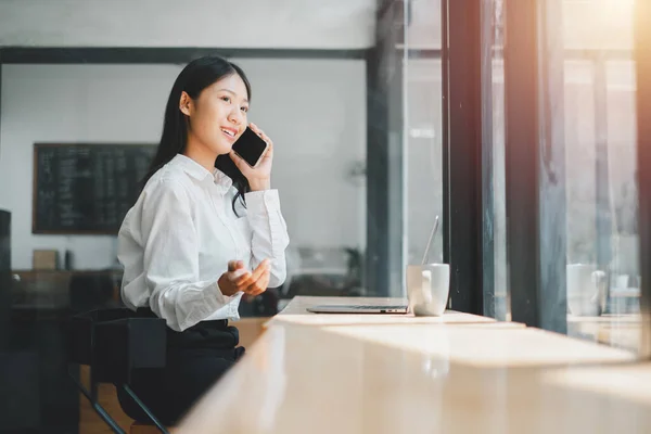 Mujer Negocios Confianza Que Trabaja Ordenador Portátil Uso Teléfono Móvil — Foto de Stock