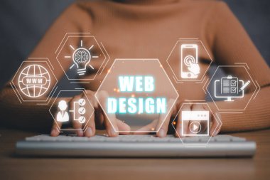 Web tasarım kavramı, klavyede sanal ekranda web tasarım simgesi ile yazı yazan kişi.