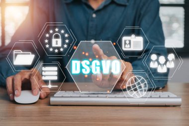 DSGVO Temel Veri Koruma Düzenleme Konsepti, Sanal ekranda DSGVO simgesine dokunan kişi eli.