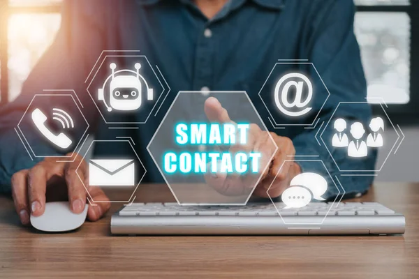 Intelligentes Kontaktkonzept Person Mit Computer Und Hand Berühren Intelligentes Kontaktsymbol — Stockfoto