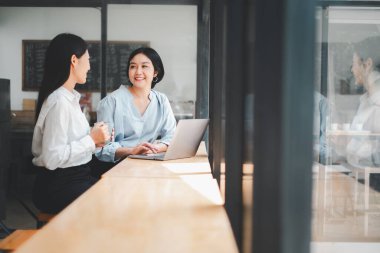 Sözleşme belgeleri üzerinde birlikte çalışan gülümseyen iş kadını. Yeni proje planlaması için ofiste toplanan mutlu iş arkadaşları.