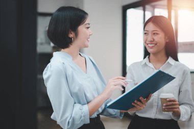 İki genç iş adamı toplantı odasında dururken iş verilerini analiz ediyor. İki iş arkadaşı toplantı sırasında tartışıyorlar..