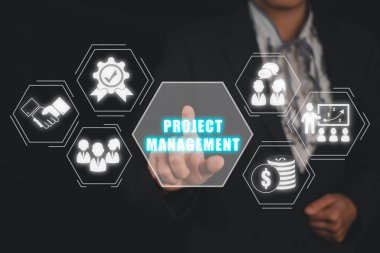 Proje yönetimi kavramı, İş kadını sanal ekranda proje yönetim simgesine dokundu.