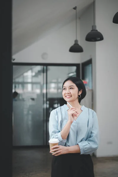 행복한 아시아의 Saleswoman 밖으로 경영진 매니저 사무실에서 커피의 비즈니스 서비스를 — 스톡 사진