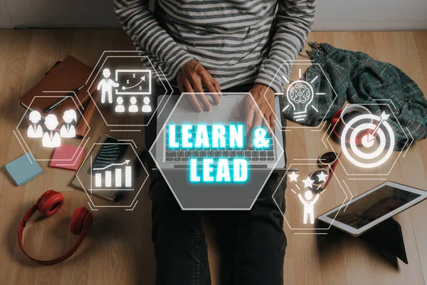 Learn Lead Konzept Person Mit Laptop Computer Mit Learn Lead — Stockfoto