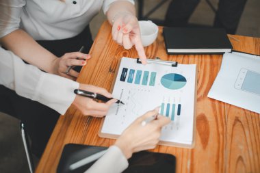 İş adamlarının analizi, işletme giderleri ve şirketin mali durumuyla ilgili çalışma verilerinin özet grafik raporları.