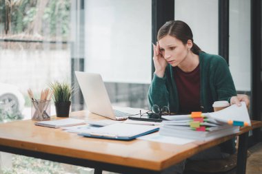 Baş ağrısı acı ve iş sonuna kadar düşünme overworked işkadını.