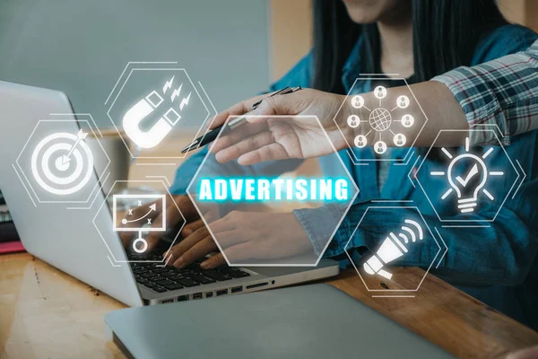 Reklam konsepti, iş dünyası takımı sanal ekranda reklam simgesiyle dizüstü bilgisayar üzerinde çalışıyor.