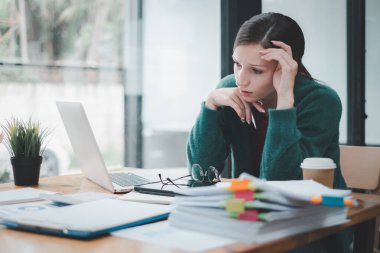 Baş ağrısı acı ve iş sonuna kadar düşünme overworked işkadını.