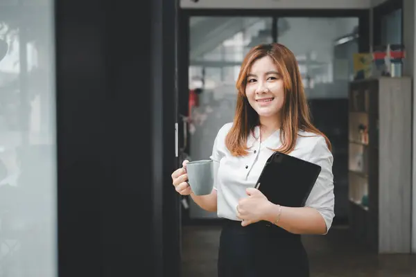 행복한 아시아의 Saleswoman 밖으로 경영진 매니저 사무실에서 커피의 비즈니스 서비스를 — 스톡 사진
