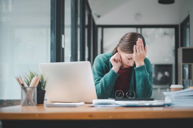 Baş ağrısı acı ve iş sonuna kadar düşünme overworked işkadını.