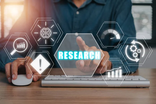 Araştırma konsepti, İşadamı sanal ekran geçmişi, yenilik ve deneyler üzerine araştırma simgesi ile bilgisayar kullanıyor.