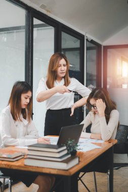 Kurumsal grup toplantısındaki stratejiyi açıkla, çok ırklı personeli dinle patron, brifingde stajyerleri eğit.