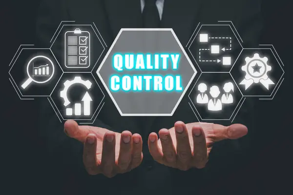 Kvalitetskontroll Koncept Affärsman Hand Hålla Kvalitetskontroll Ikon Virtuell Skärm — Stockfoto